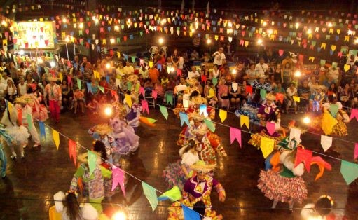 Imagem de um grupo de quadrilha dançando no Circuito Junino de São João da Barra