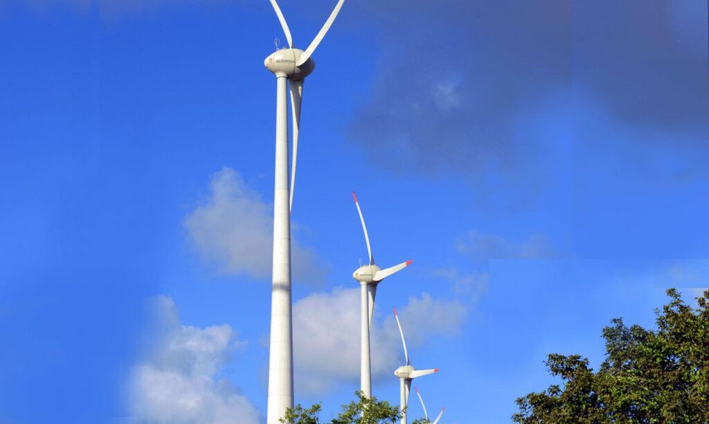 Tores de geradores de energia eólica no Rio grande do Norte.