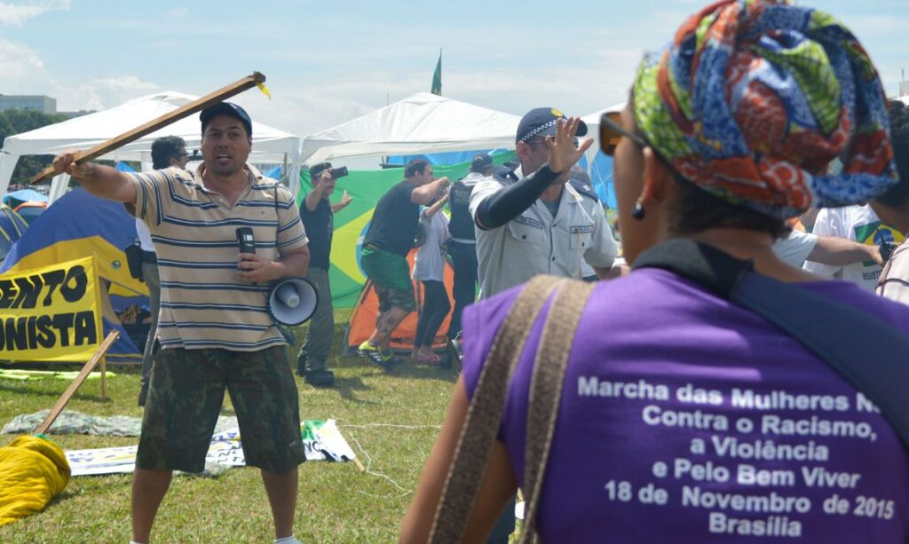 Brasília - Manifestantes acampados no gramado do Congresso Nacional entraram em confronto com integrantes da Marcha das Mulheres Negras durante passeata contra o racismo e a violência