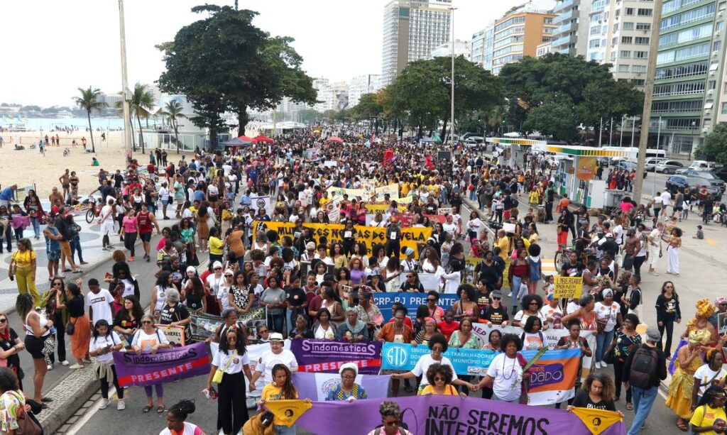 Rio de Janeiro (RJ), 30/07/2023 - IX Marcha das Mulheres Negras do Rio de Janeiro, na praia de Copacabana, zona sul da cidade.