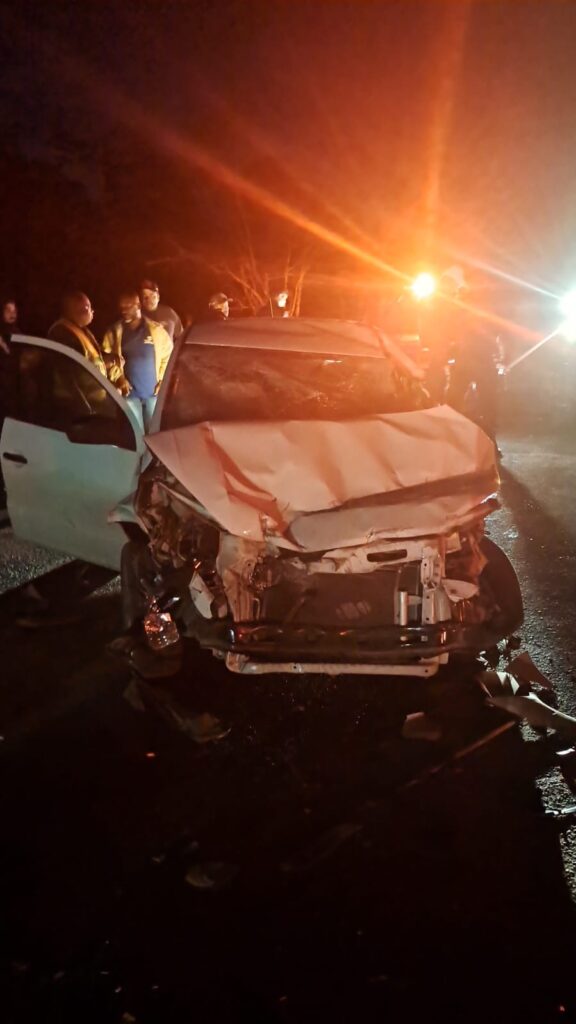 Colisão entre carro e caminhão