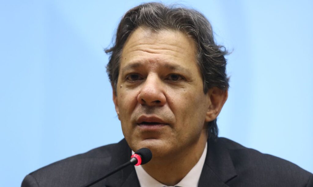 Ministro da Fazenda, Fernando Haddad, fala sobre o programa Desenrola Brasil. durante entrevista coletiva a imprensa, E/D. Secretario da SPE, Guilherme Mello, Ministro Haddad, e o Assessor da Secretária de Reformas Econômicas, Alexandre Ferreira.